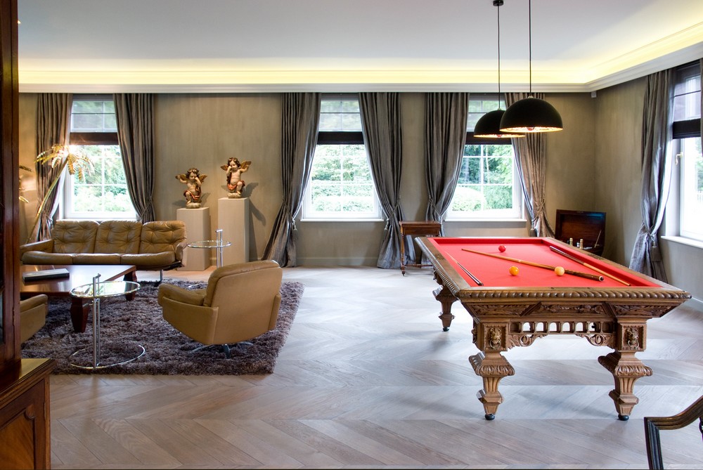 Renovasam-grenoble-Orac-deco-salon-billard-bois-et-rouge